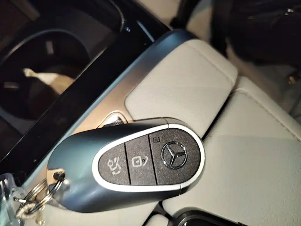 Mercedes-Benz EQE SUV — миниатюра 9