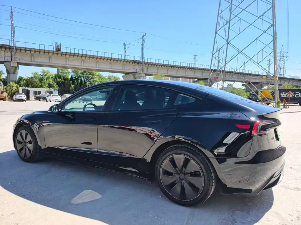 Tesla Model 3 — миниатюра 8
