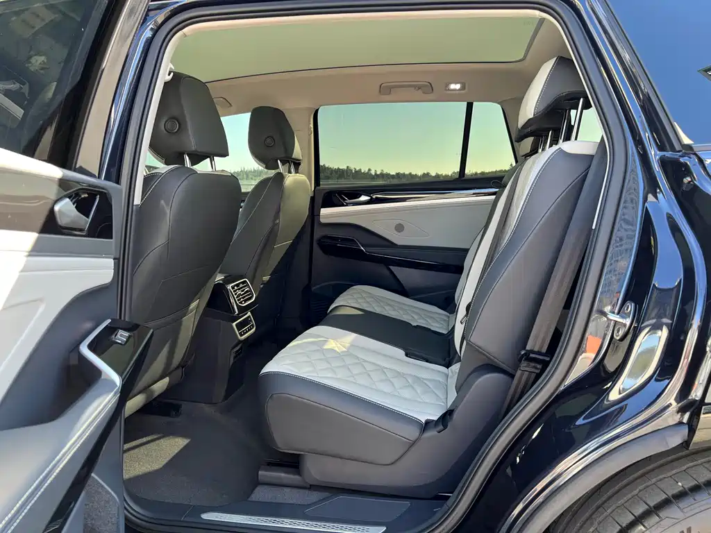 VOLKSWAGEN ID.6 CROZZ