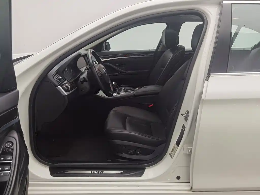BMW 5 Series — миниатюра 10