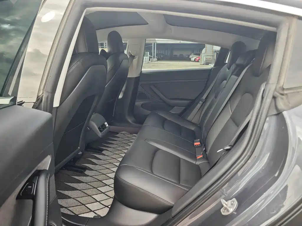 Tesla Model 3 — миниатюра 15