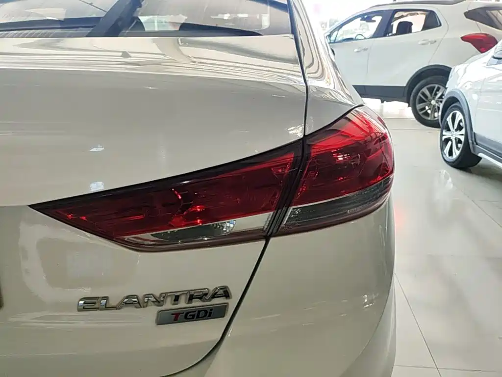 Hyundai Elantra — миниатюра 8