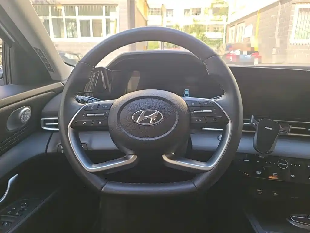 Hyundai Elantra — миниатюра 6