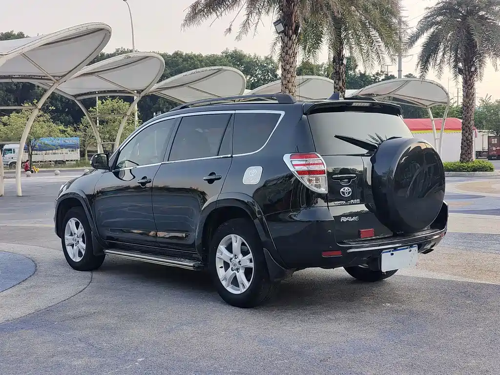 Toyota RAV4 — миниатюра 5