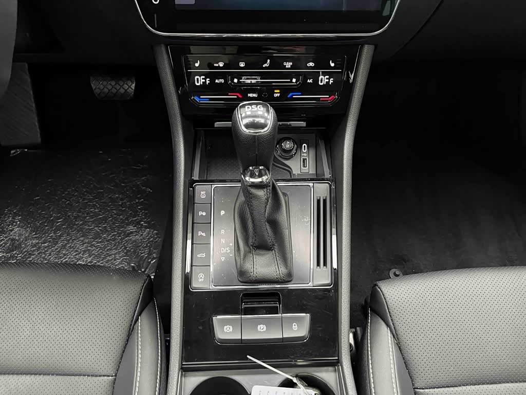 Skoda Superb 1.4 л 2024 г. Чёрный, пробег 10000 км