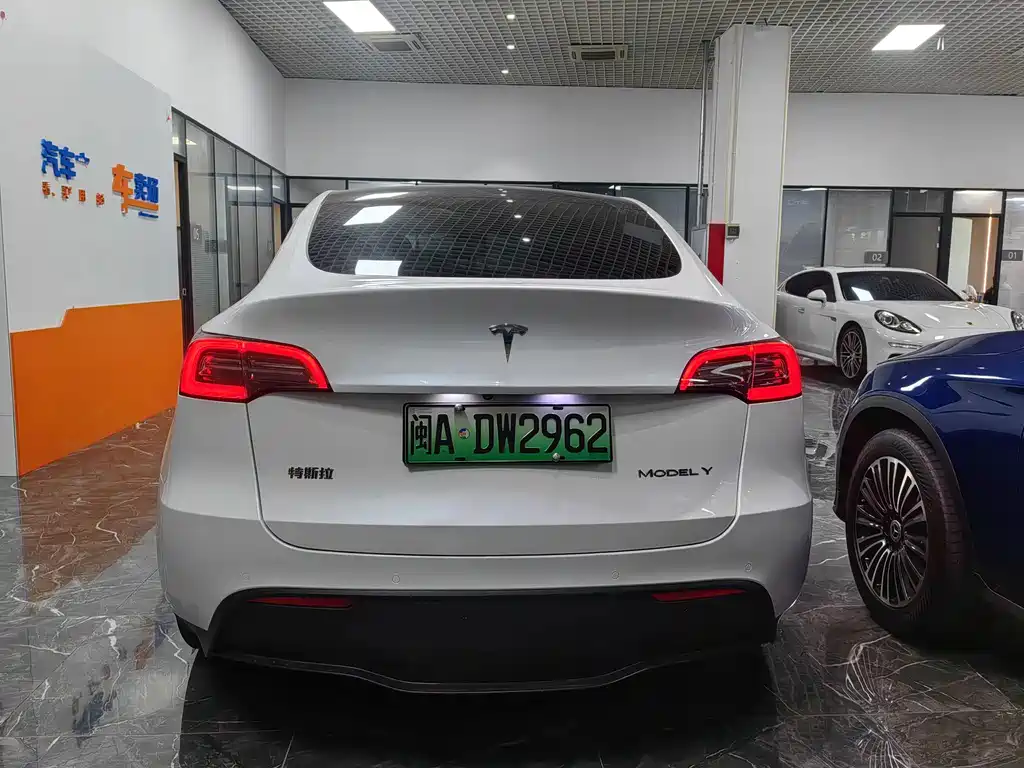 Tesla Model Y — миниатюра 5