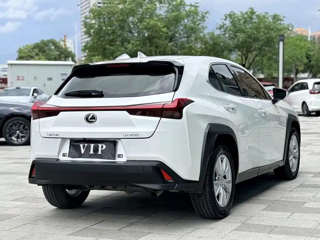 Lexus UX - фото 4