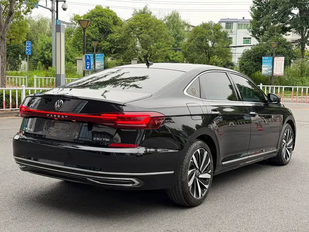 Volkswagen Passat 2022 330TSI Luxury