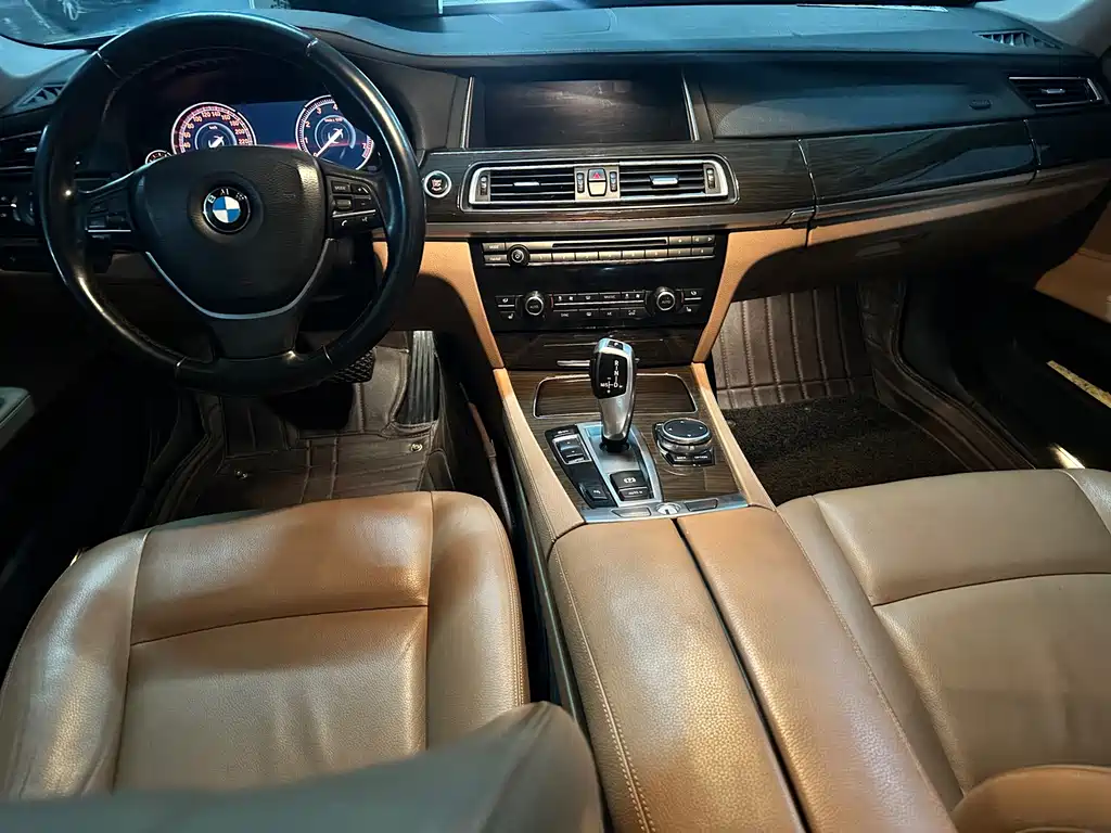 BMW 7 Series — миниатюра 11