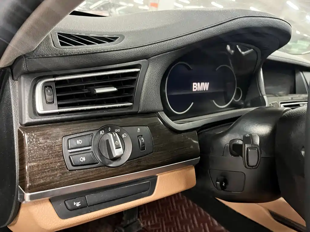 BMW 7 Series — миниатюра 9