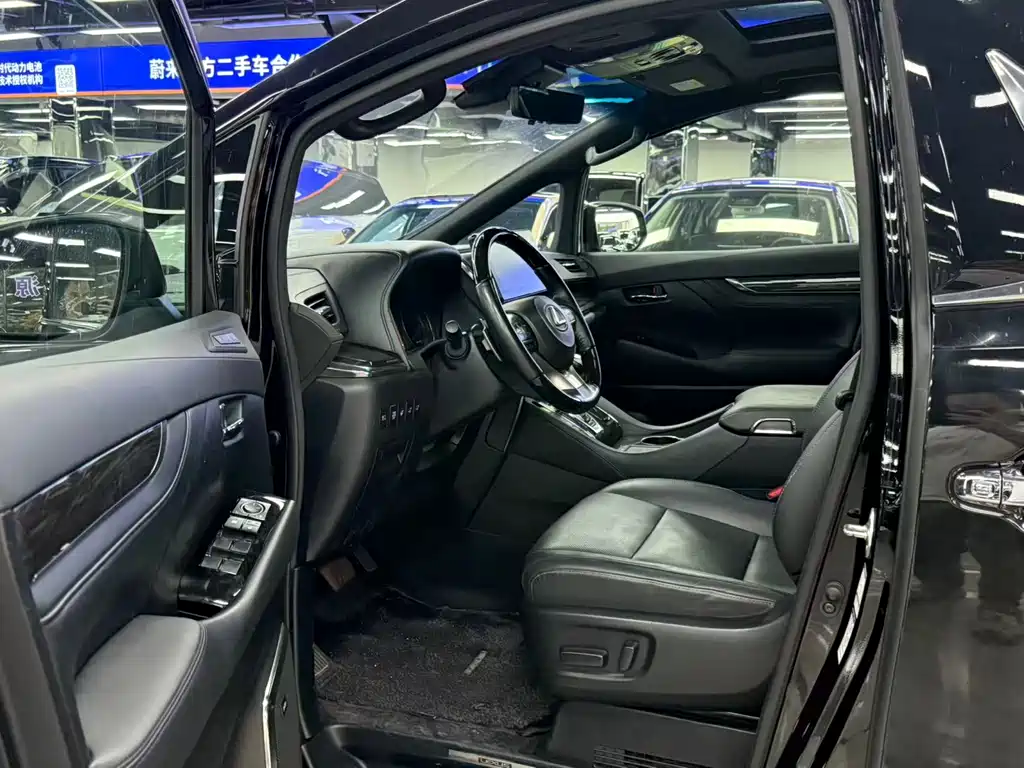 Lexus LM 2020 300h мест