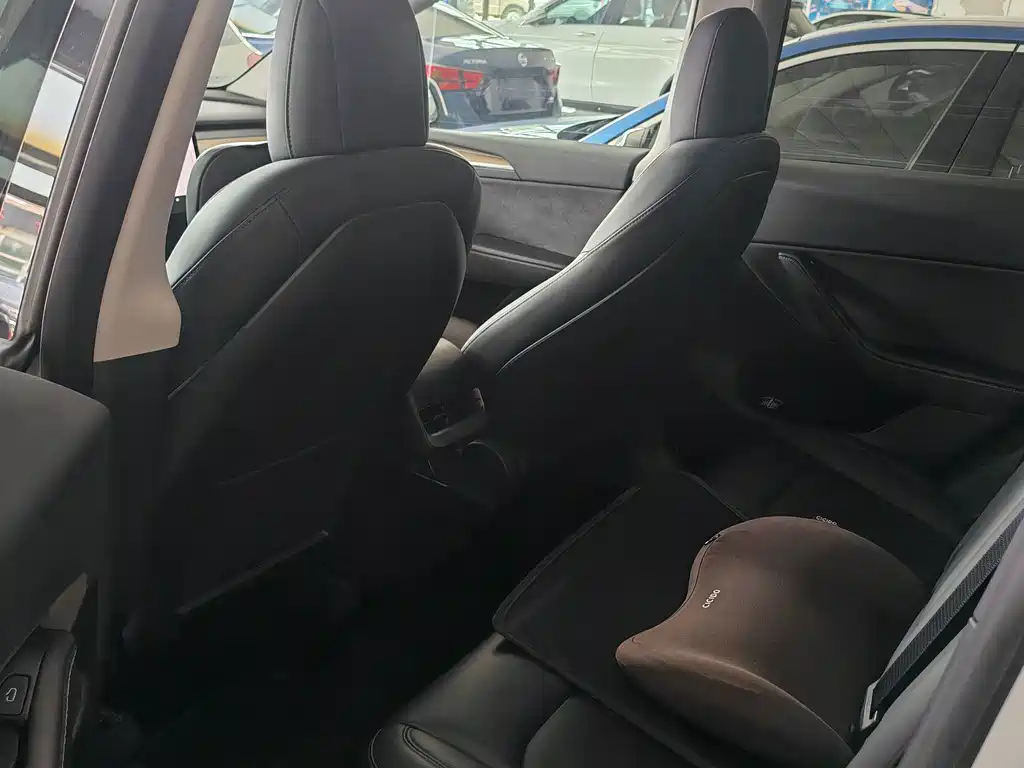 Tesla Model Y — миниатюра 4