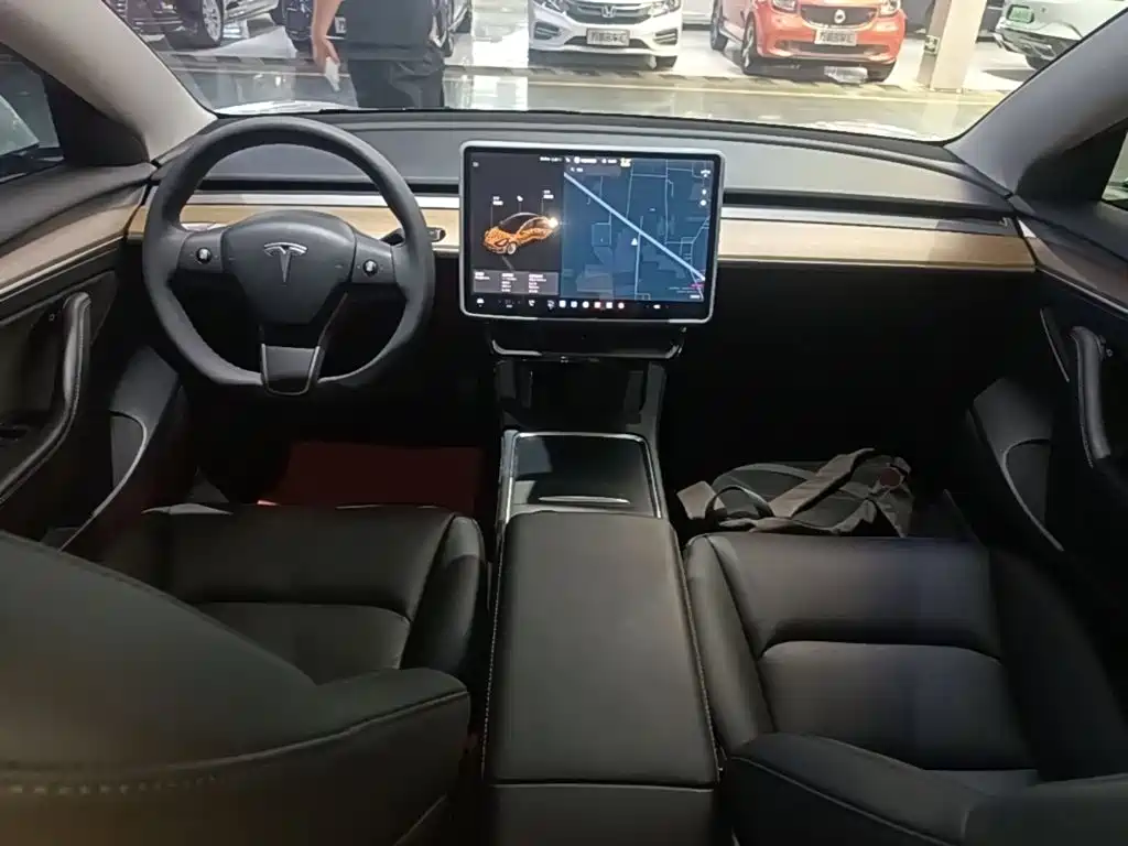 Tesla Model 3 — миниатюра 10