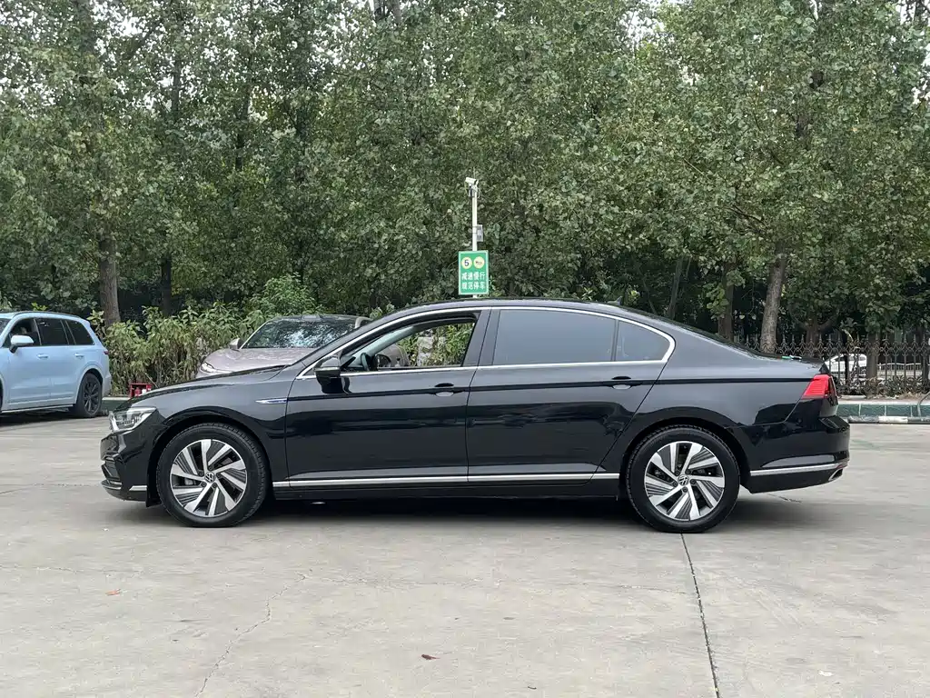 Volkswagen Magotan PHEV — миниатюра 2