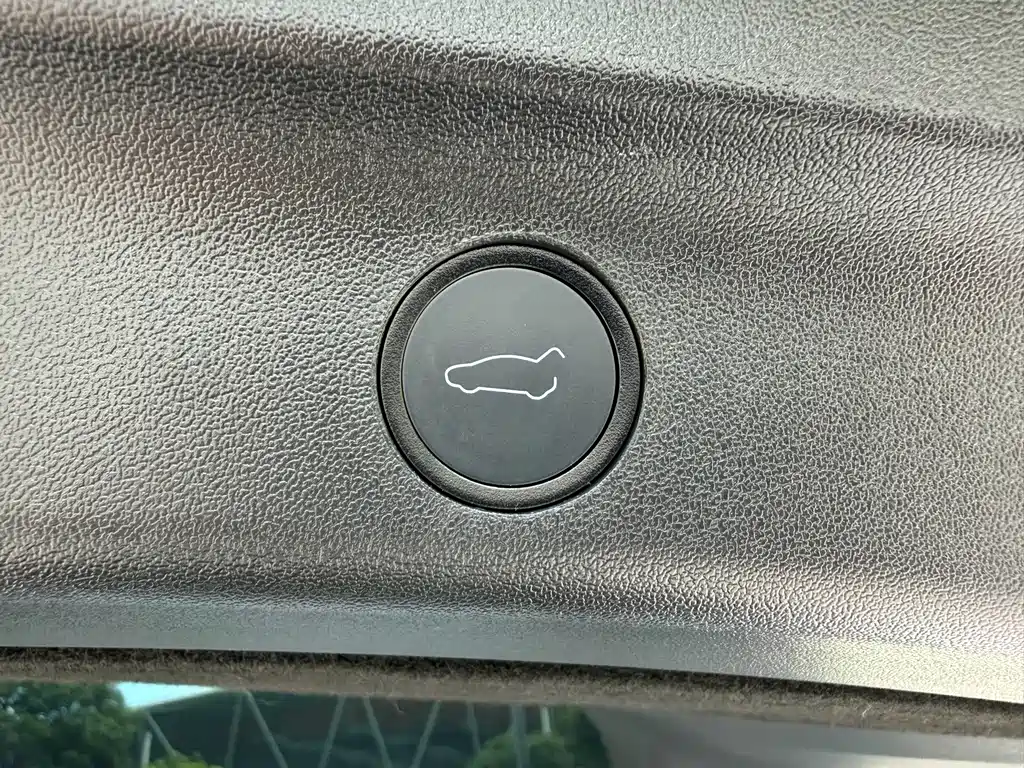 Tesla Model Y — миниатюра 12