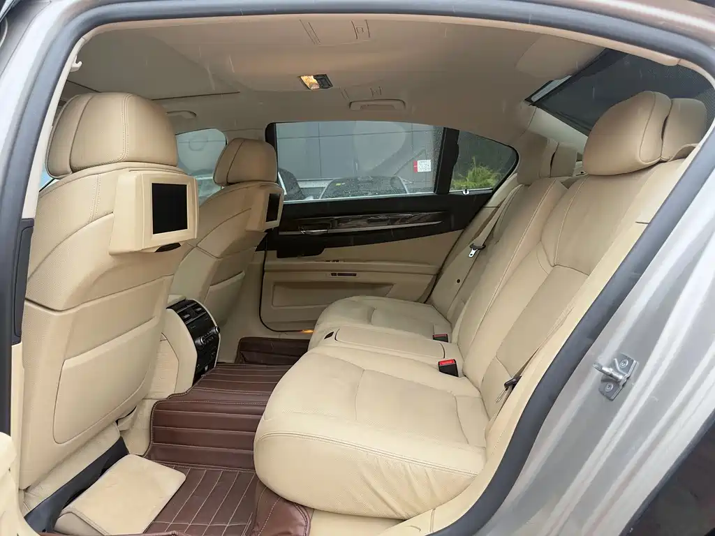 BMW 7 Series — миниатюра 6
