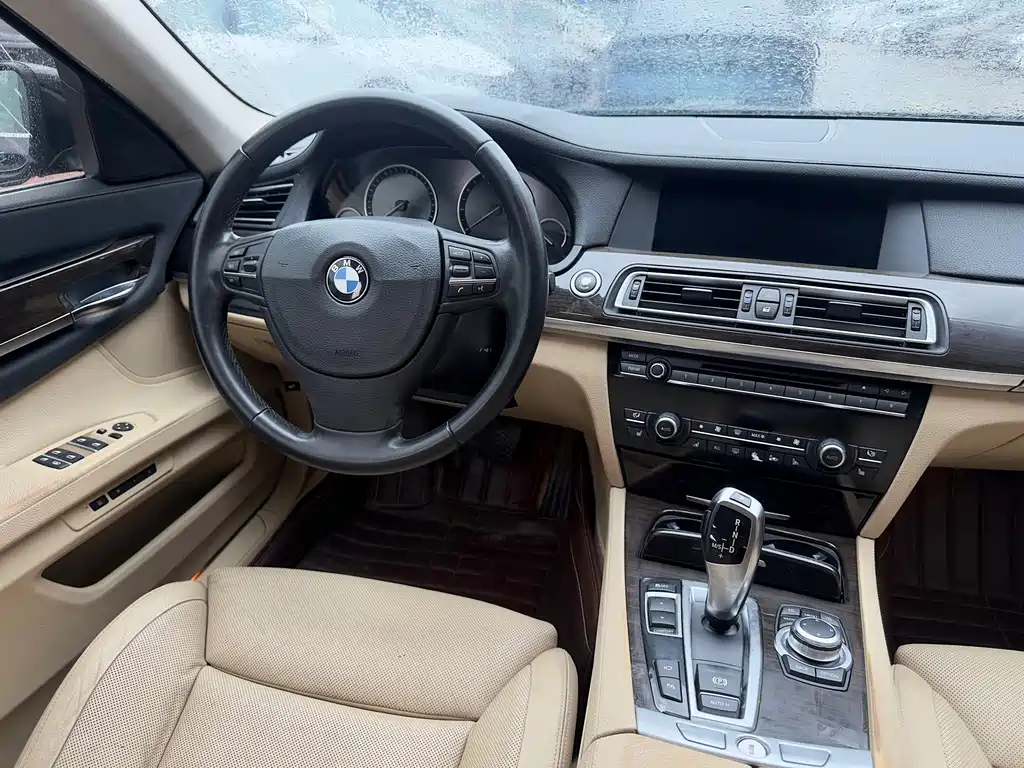 BMW 7 Series — миниатюра 9