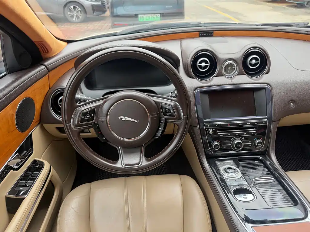 Jaguar XJ — миниатюра 7