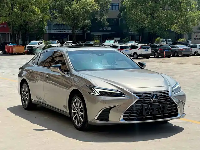 LEXUS  ES 2025