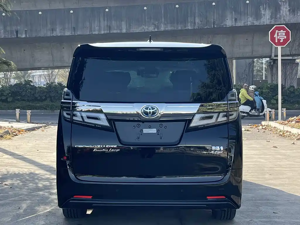 Toyota Vellfire — миниатюра 8