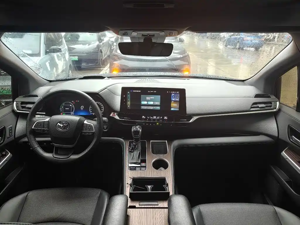 Toyota Granvia — миниатюра 6