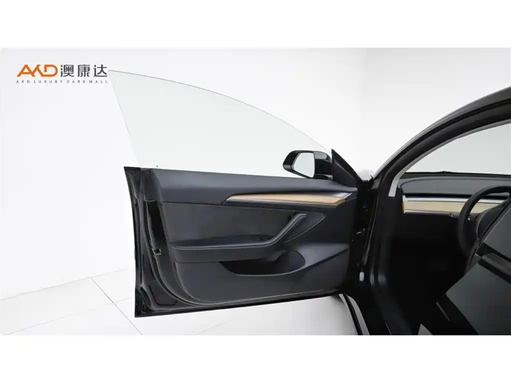 Tesla Model 3 — миниатюра 10