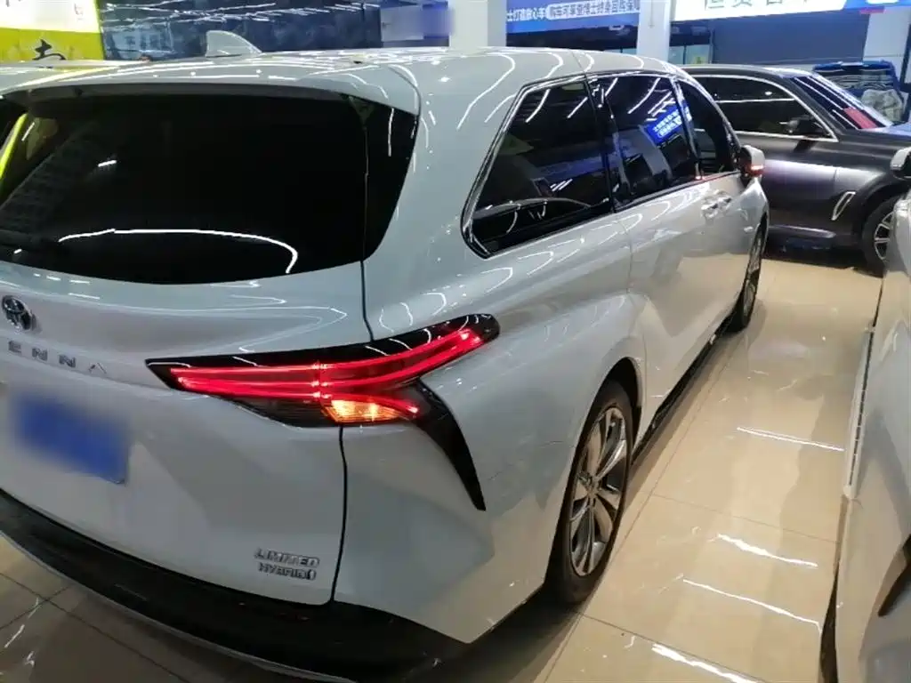 Toyota Sienna 2023 2.5L Luxury