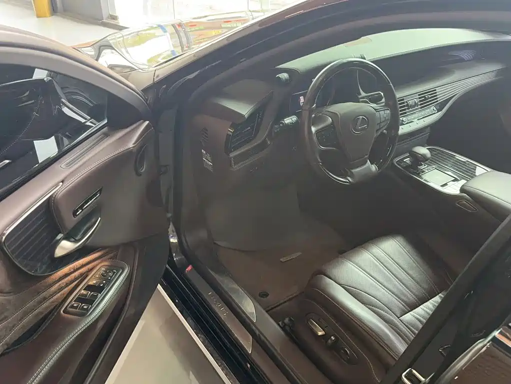 Lexus LS — миниатюра 9