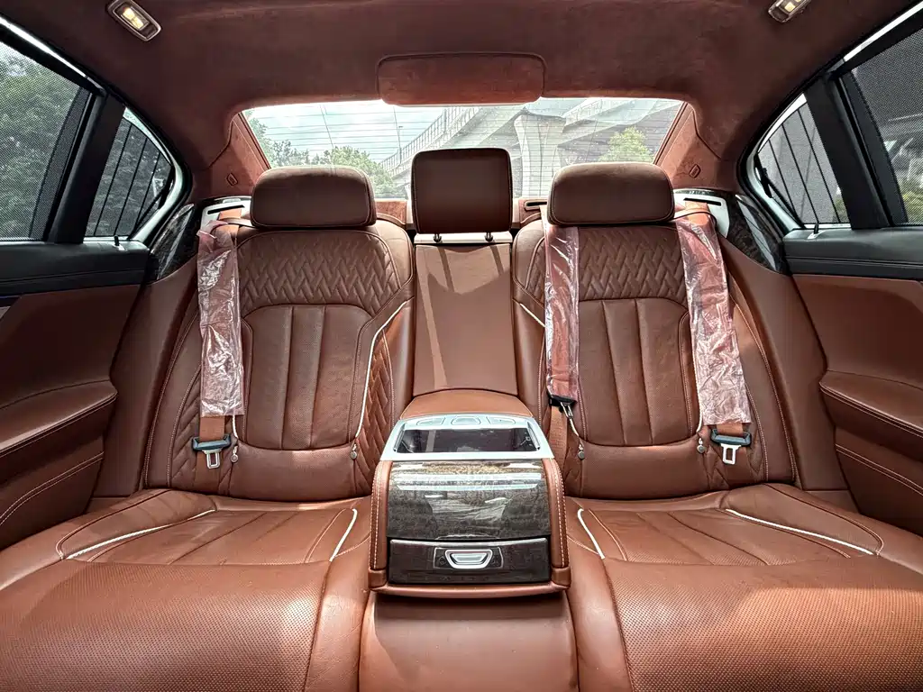 BMW 7 Series — миниатюра 11
