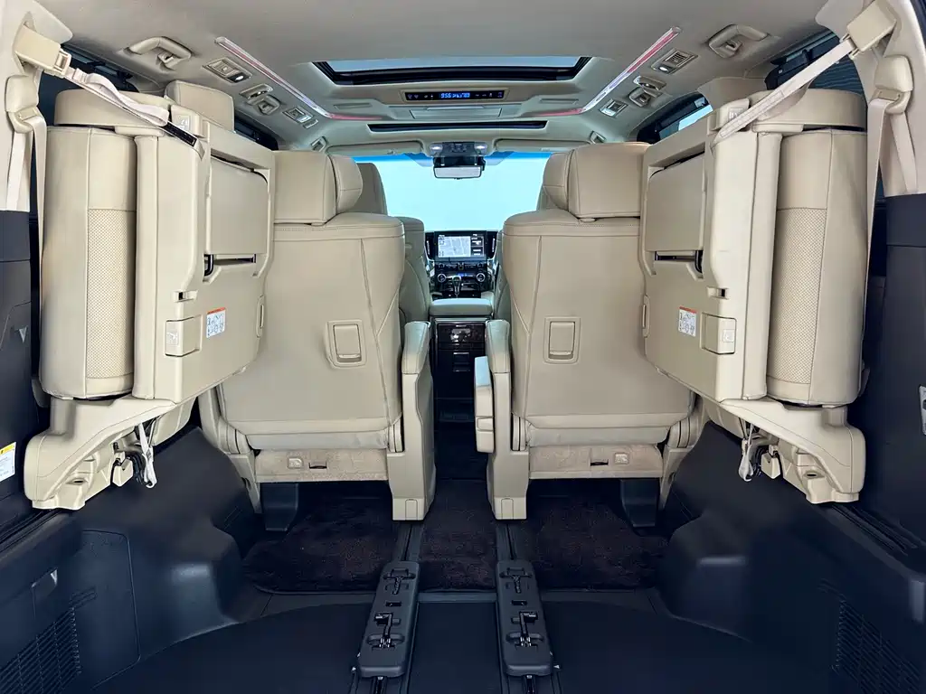 Toyota Alphard — миниатюра 9
