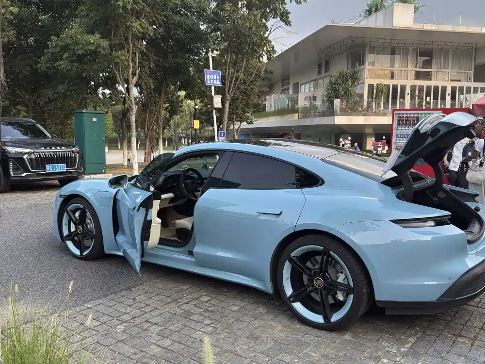 Porsche Taycan — миниатюра 7
