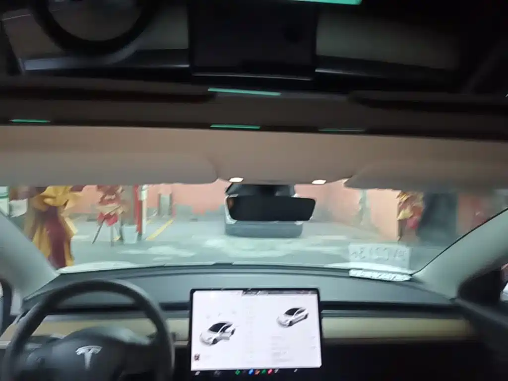 Tesla Model 3 — миниатюра 18