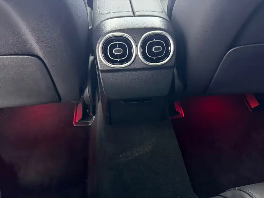 Mercedes-Benz C-Class — миниатюра 13