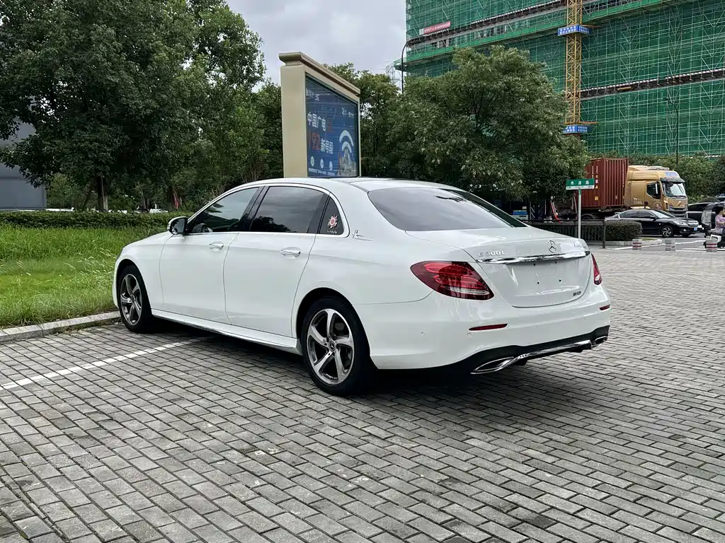 Mercedes-Benz E-Class — миниатюра 7