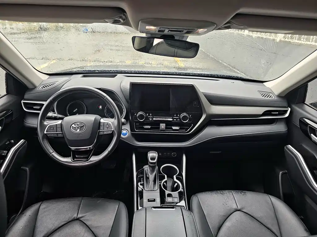 Toyota Highlander 2022 2.5L Luxury 7 мест