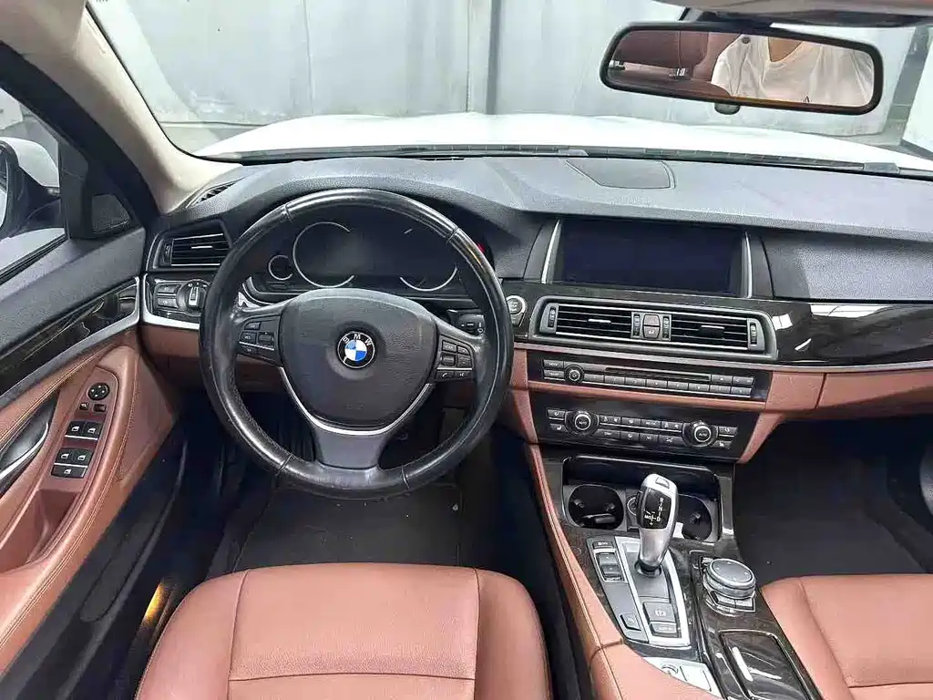 BMW 5 Series — миниатюра 8