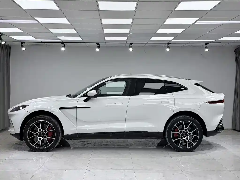 Aston Martin DBX 2022 4.0T V8