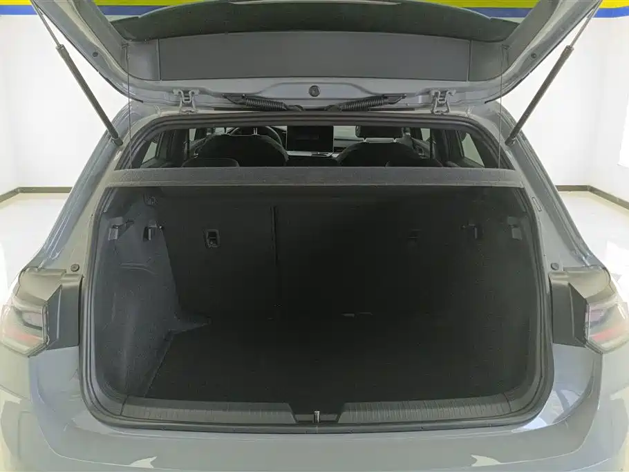 Volkswagen Golf 2025 300TSI R-Line