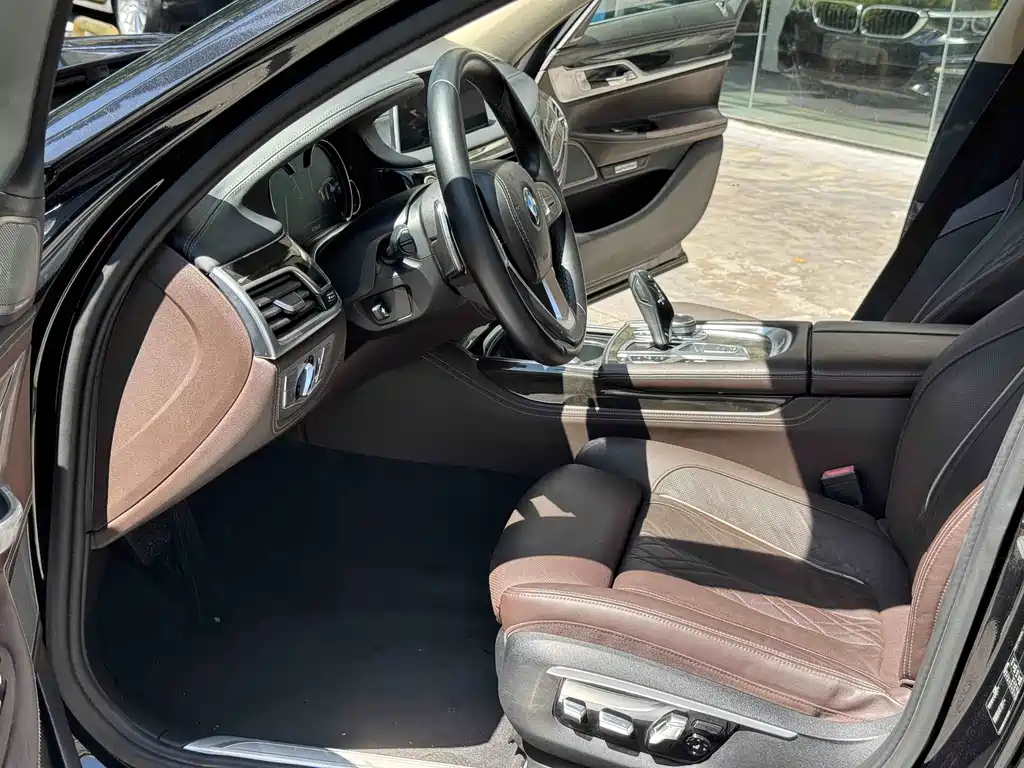BMW 7 Series — миниатюра 6