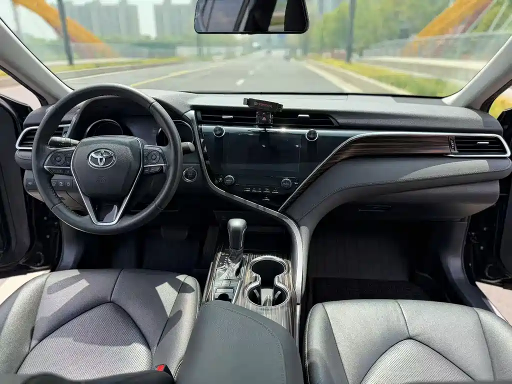 Toyota Camry — миниатюра 5