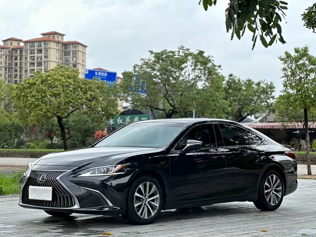 Lexus ES 2019