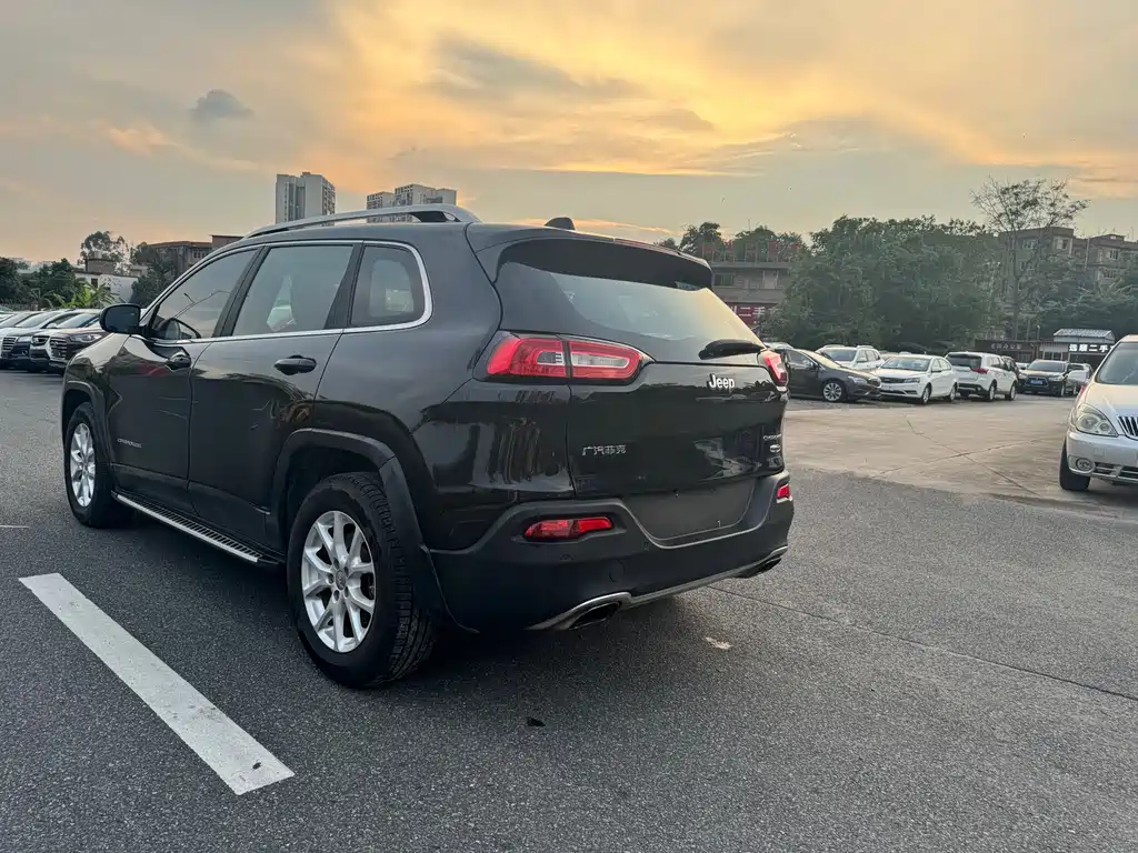 Jeep Cherokee — миниатюра 7