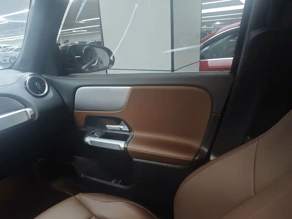 Mercedes-Benz GLB — миниатюра 11