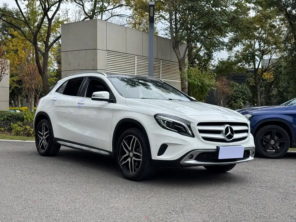 MERCEDES-BENZ GLA