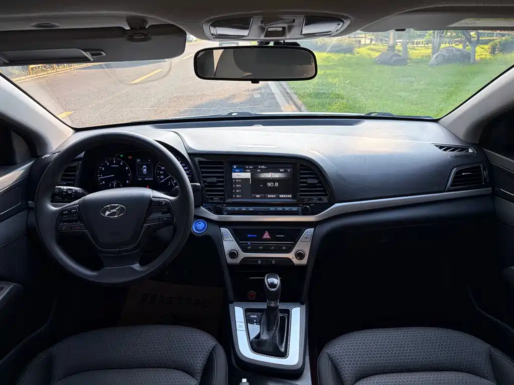 Hyundai Elantra — миниатюра 11