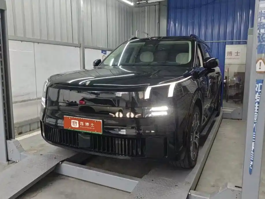 Lynk & Co Рука 900.
