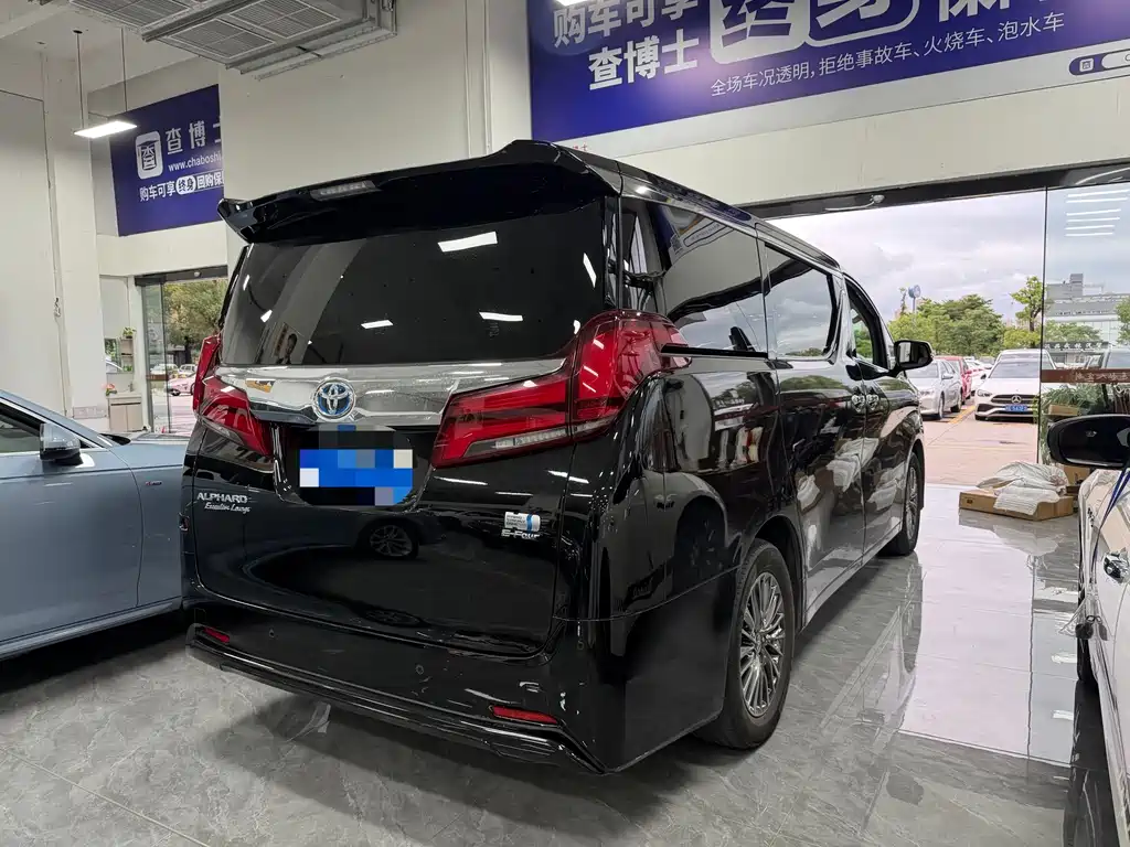 Toyota Alphard — миниатюра 4