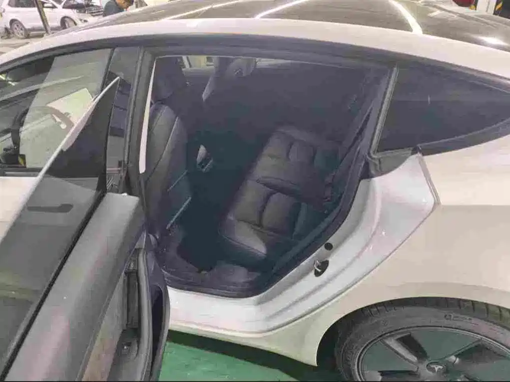 Tesla Model 3 — миниатюра 4