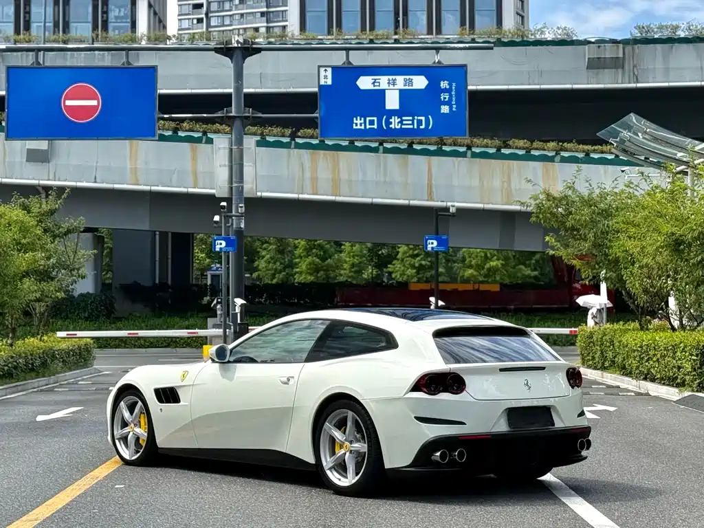 Ferrari GTC4Lusso — миниатюра 9