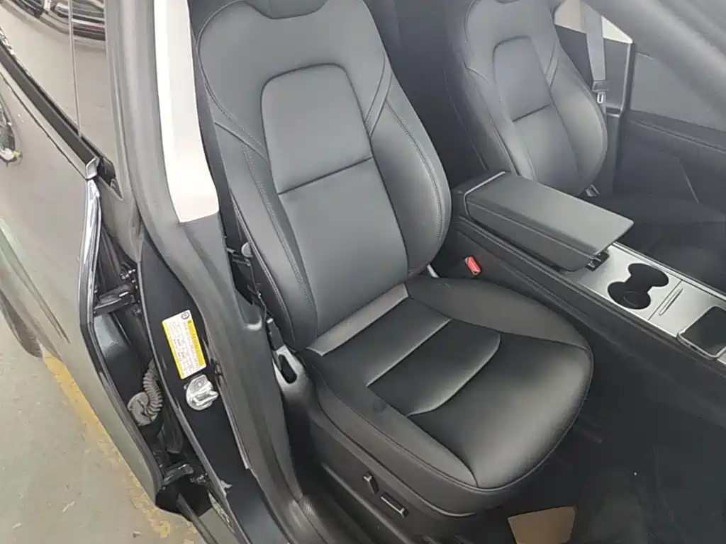 Tesla Model Y — миниатюра 25